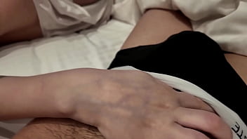 Satu Ranjang, Satu Rahasia… Dengan Sahabat Terbaik Ibu Tiriku Yang Menggoda