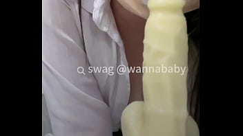 Wanita Asia @wannababy Dalam Setelan Kantoran Yang Menggoda, Bermain Dengan Kakinya Yang Seksi