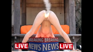 Gadis Tetangga Menunduk Memperlihatkan Lekuk Tubuhnya Yang Menggoda
