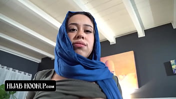 Gadis Arab Nakal Menghisap Kontol Kakak Tirinya Demi Menjaga Rahasia Dari Orang Tua Tirinya Yang Galak