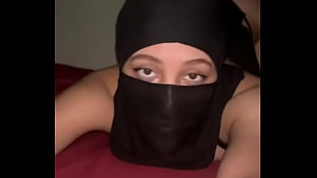 Gadis Arab Nakal Bergoyang Pantat Montok Dan Memainkan Bokongnya Yang Menggoda Dengan Hijab