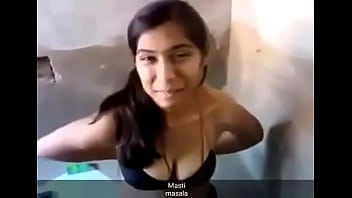 Gadis Desi Panas Membuka Pakaian Dengan Gerakan Menggoda