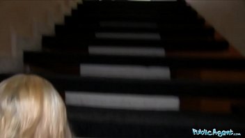 Gadis Malu Agen Publik Menunduk Untuk Kontol Besar