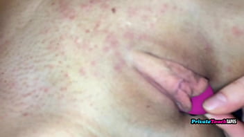Gadis Rusia Pirang Manis Memainkan Vibrator Pink Di Celah Ketatnya