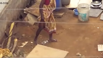 Desi Berdiri Sambil Mengencingi Tanah Dengan Genangan Basah Yang Menggoda
