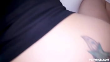 Ibu Tiriku Yang Seksi Membiarkan Anak Tiriku Meniduri Memek Milf-ku Sesuka Hatinya