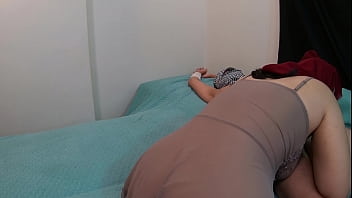 Gadis Arab Muslim Berhijab Menggoyang Paha Di Atas Batang Penis