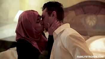 Gadis Muslim Tiru Berpayudara Besar Ella Knox Balas Dendam Ke Ibu Tirinya Dengan Menggoda Ayah Tirinya