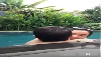 Bercinta Di Kolam Renang Saat Live Streaming