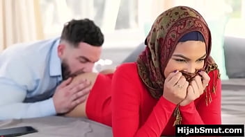 Ajarin Adik Tiri Muslimah Perawan Soal Ranjang