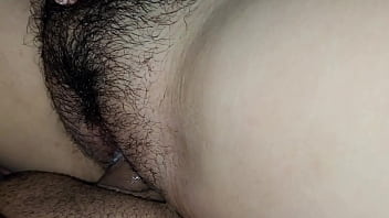 Kakak Tiriku Yang Seksi, Desi, Menggodaku Dengan Lembut Saat Kami Nonton Tv Bersama