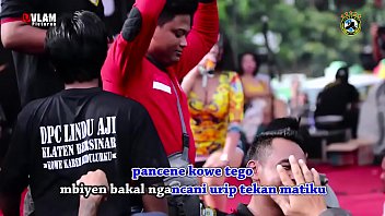 Dua Penyanyi Cantik Goyang Liar Di Atas Panggung Dikelilingi Banyak Lelaki