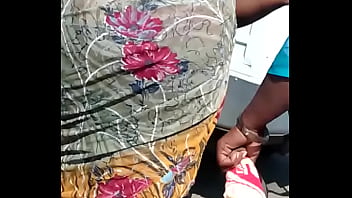 Gadis Seksi Dengan Pantat Panas Dalam Balutan Saree Yang Menggoda