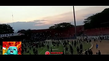 Gaya Brutal Penggemar Indonesia Saat Menggila Di Tribun