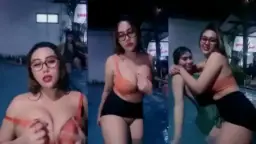 Miya Toge Basah Di Kolam Renang Dengan Sahabat Mesra