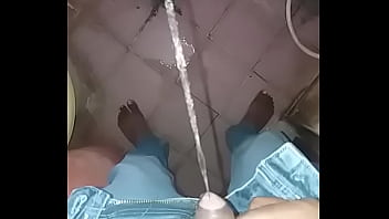 Desi Jantan Menyemprotkan Air Seni Dengan Nikmat