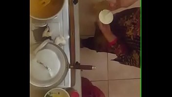 Tante Desi Yang Menggoda Dengan Belahan Dadanya Yang Menggiurkan
