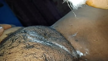 Cukur Bulu Memek Istri Desi Yang Menggairahkan Oleh Suami