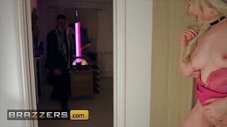 Lana Harding Yang Panas Dari Inggris Memuaskan Hasratnya Dengan Penis Besar Yang Memenuhi Vaginanya Yang Ketat, Sementara Orang Lain Hanya Di Rumah – Brazzers