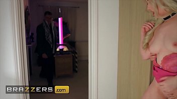 Lana Harding Yang Panas Dari Inggris Memuaskan Hasratnya Dengan Penis Besar Yang Memenuhi Vaginanya Yang Ketat, Sementara Orang Lain Hanya Di Rumah – Brazzers