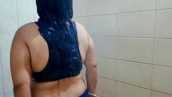 Desi Bhabhi Baru Nikah Mandi Telanjang Dengan Gairah Liar