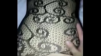 Gadis Tionghoa Dengan Stoking Jaring Hitam Menggoda Dengan Lompatan Telur Yang Sensual