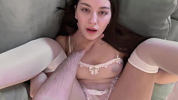 Kakak Tiri Menggoda Dengan Tubuh Telanjang, Adik Tiri Tak Tahan Dan Memuaskan Gairah Hingga Tumpah Di Dalam