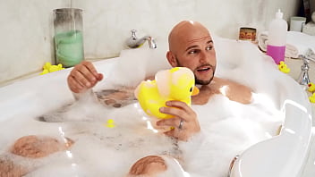 Satu Kamar Mandi Penuh Gairah / Sensasi Tak Terkendali Di Brazzers
