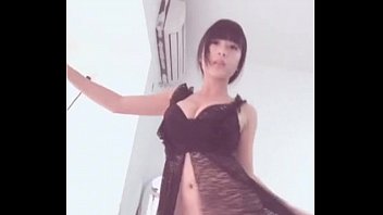 Gadis Tionghoa Menggoyang Tubuhnya Dengan Sensual