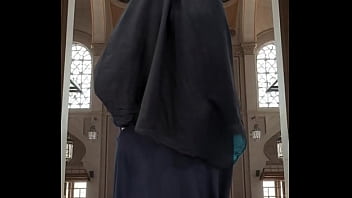 Mencoba Abaya Dan Hijab Yang Menggoda