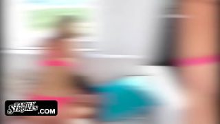 Gadis Tiri Yang Menggairahkan Menggoda Paman Tirinya Di Hari Musim Panas Yang Panas