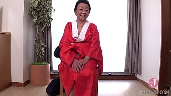 Di Usia 81 Tahun, Janda Yuko Ogasawara Masih Lihai Memijat Tubuh Pria Muda Hingga Meronta Tak Sabar.