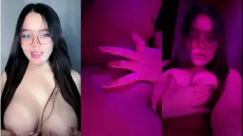 Berkacamata, Bella Ngangkang Basah Mengocok Mango
