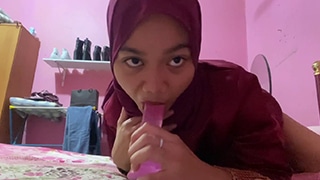Clara Asyik Belajar Sepong Pakai Dildo Panas