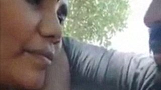 Eksekutif It Tamil Yang Panas Mengisap Kontol Pacarnya Di Taman