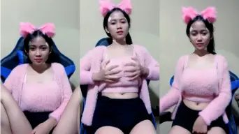 Syafirah Menggoda Dengan Gaun Pink Yang Membuat Nafsu Membara