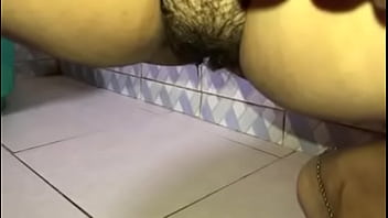 Desi Pacar Cantik Sedang Buang Air Kecil