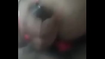 Istri Desi Menggenggam Dan Mengocok Dengan Penuh Gairah