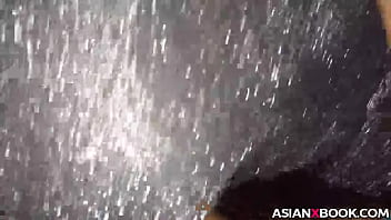 Gadis Asia Menggoda Dengan Pantyhose Jaring Ikan Yang Menggairahkan