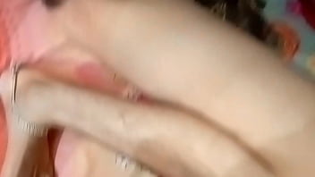 Sakshi Bhabi Yang Seksi Diam-diam Kumasukkan Mentimun Ke Dalam Vaginanya