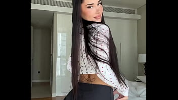 Gadis Arab Menggoda Dengan Gerakan Tari Yang Membara