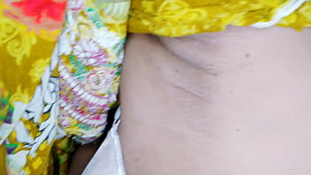 Bidadari Seksi Asal India Merawat Tubuhnya Di Rumah Saat Karantina