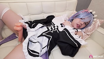 Pelayan Asia Miu Akino Menggesekkan Dildo Di Klitorisnya Sambil Merintih Di Sofa.