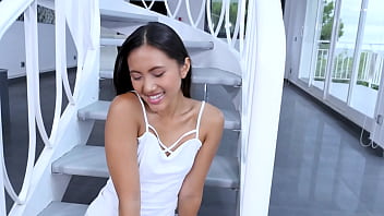May Thai, Si Gadis Asia Seksi Dengan Kontol Besar, Memberikan Blowjob Pov Dan Menelan Ejakulasi Derasnya