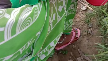 Desi Bhabhi Digoda Di Ladang, Ngentot Liar Di Alam Terbuka