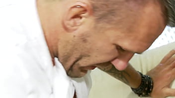 Perawat Berdada Montok Pakai Latex Yang Menggoda