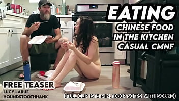 Makan Makanan China Di Dapur Dengan Wanita Telanjang Dan Pria Berpakaian Biasa