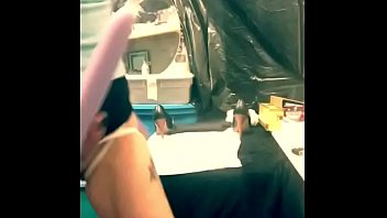 Wanita Dewasa Yang Menggoda Membungkuk Dan Membuka Lebar Celah Kemaluan Serta Pantatnya, Memohon Untuk Dimasuki.
