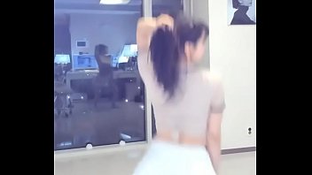 Tarian Menggoda Angela Manjusaka, Si Streamer Seksi Dari Tiongkok