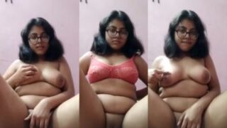 Gadis Berkacamata Dengan Payudara Besar Meremas Dan Memainkan Buah Dadanya